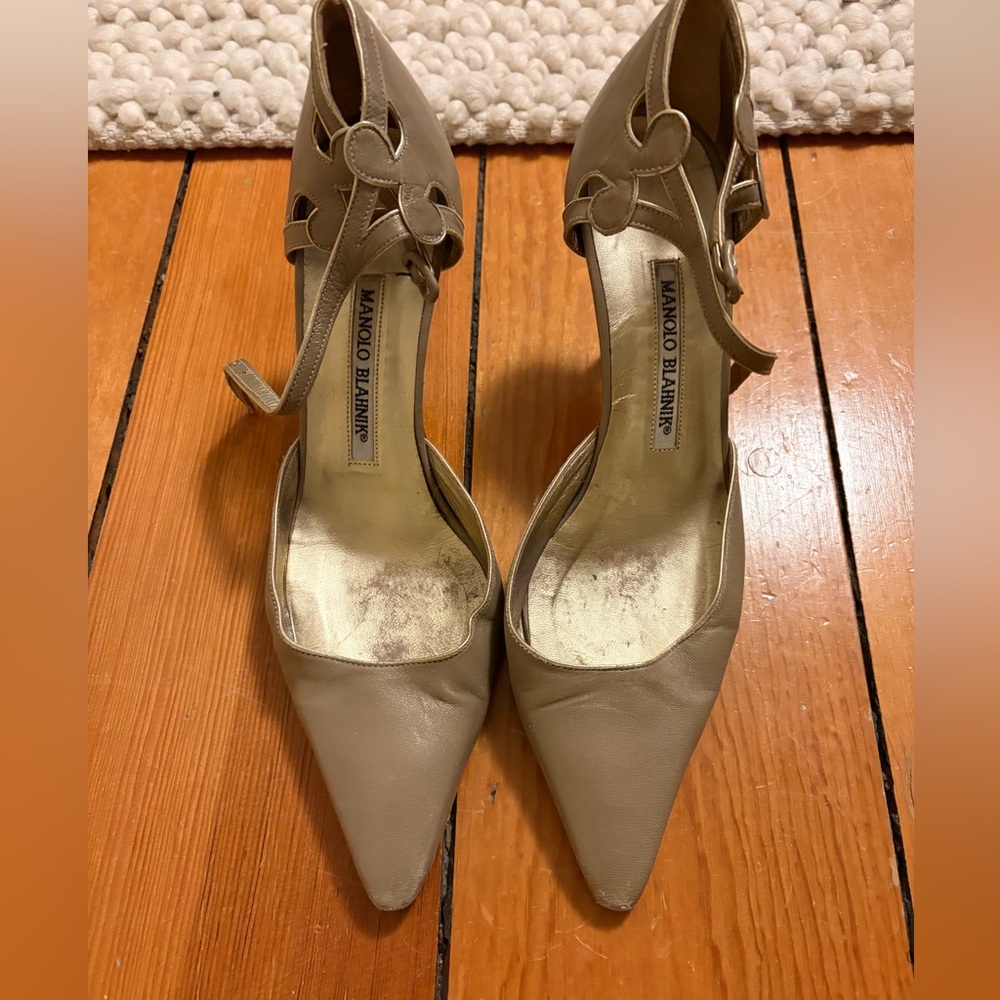MANOLO BLAHNIK Pale Gold D'Orsay Point Toe Ankle Strap Pumps